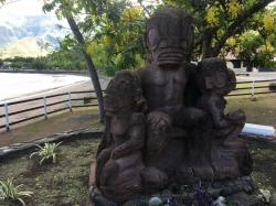 We are fascinated by traditional sculptures located in the park around the bay
